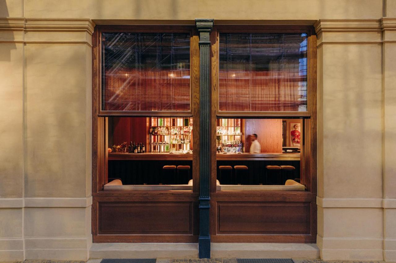 Boutique Hotel Chateau Royal Берлин Екстериор снимка The bar at the London Edition