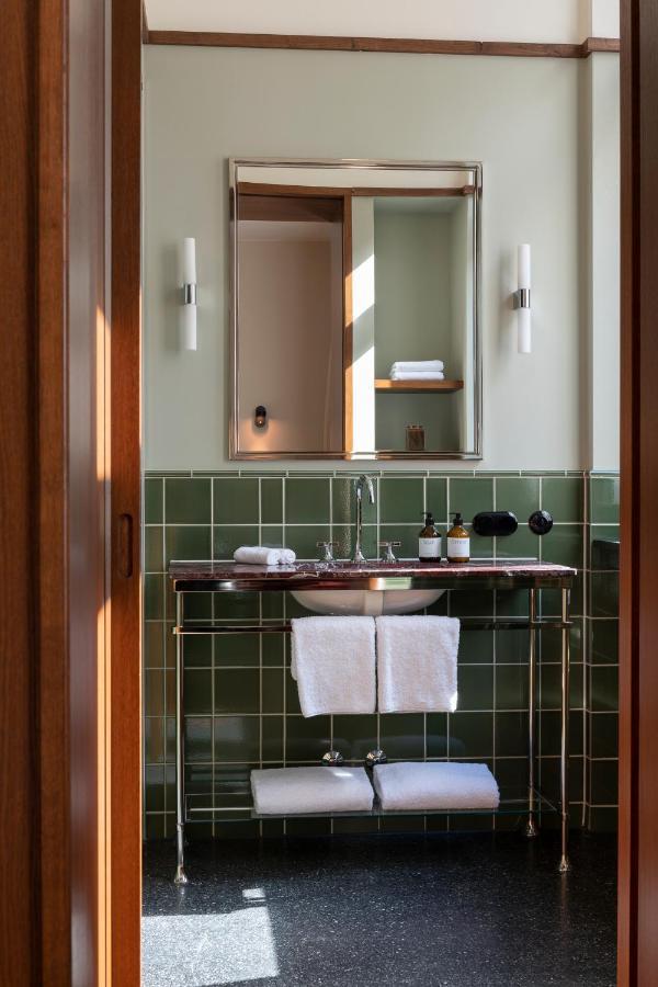 Boutique Hotel Chateau Royal Берлин Екстериор снимка Bathroom at the Hotel