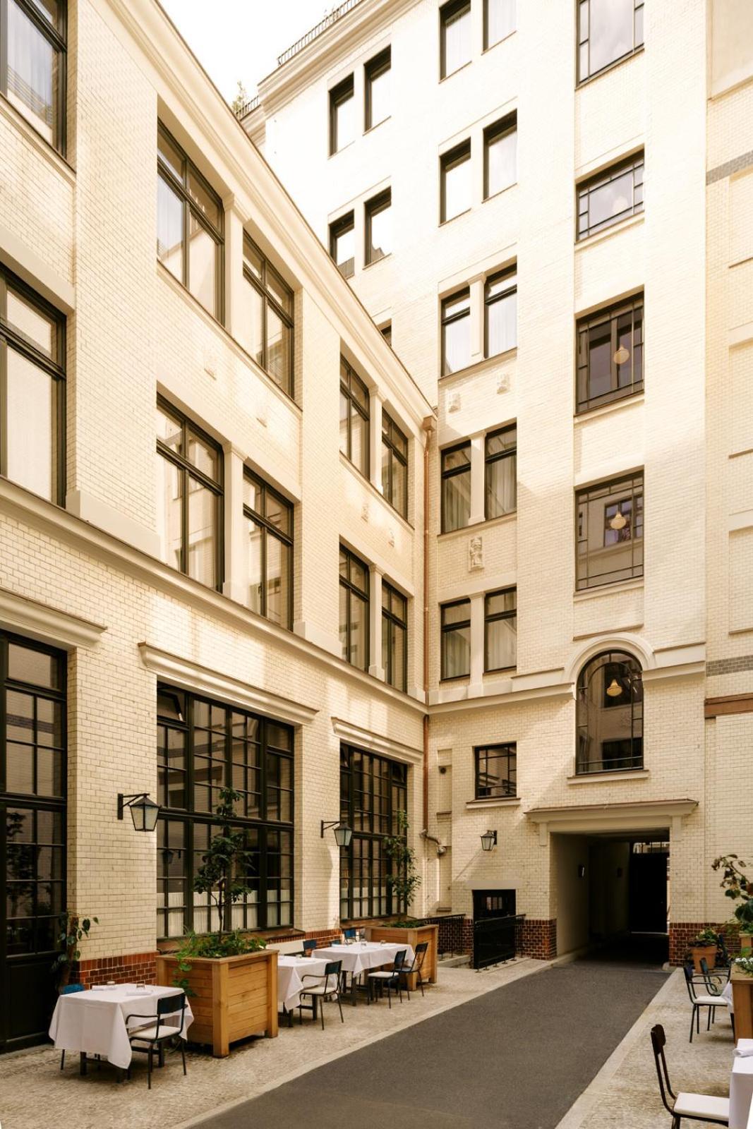 Boutique Hotel Chateau Royal Берлин Екстериор снимка The courtyard of the building